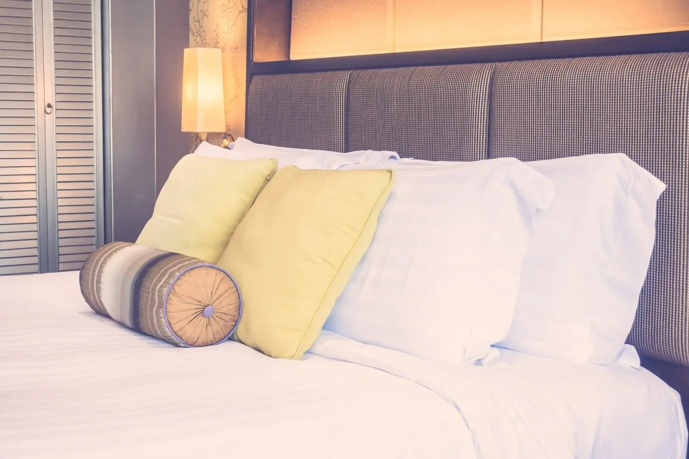 Auf dem Bett liegt ein Kissen.